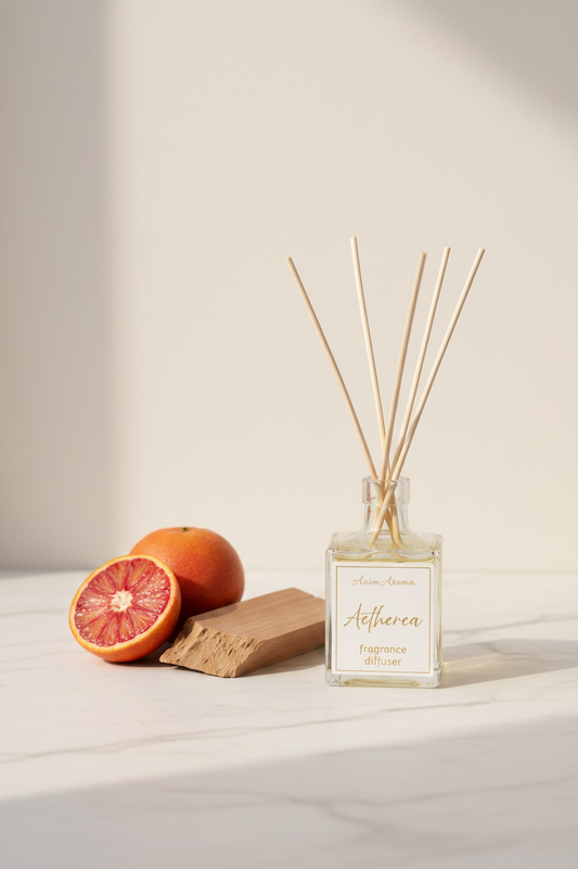 Reed Diffuser Aetherea di AnimAroma con mandarino rosso e legno di sandalo su sfondo chiaro in marmo